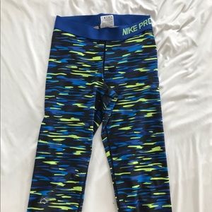 NIKE women’s cropped leggings